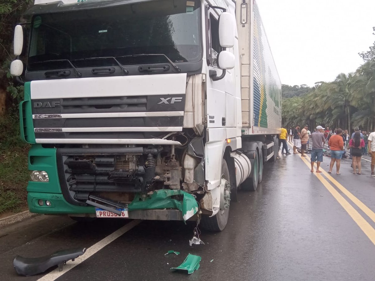 Motociclista-morre-apos-colidir-com-carreta-na-BR-262-em-Domingos-Martins Motociclista-morre-apos-colidir-com-carreta-na-BR-262-em-Domingos-Martins