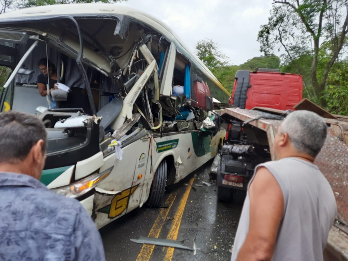 Onibus-e-carreta-batem-na-Curva-da-Morte-da-BR-262-e-rodovia-e-totalmente-fechada Onibus-e-carreta-batem-na-Curva-da-Morte-da-BR-262-e-rodovia-e-totalmente-fechada