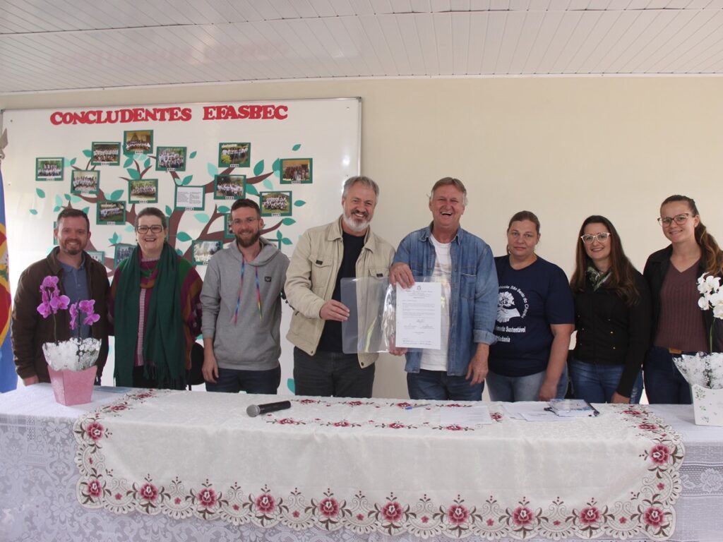 Prefeitura-de-Domingos-Martins-entrega-reforma-e-autoriza-construcao-de-de-quadra-e-de-nova-escola-em-Chapeu2