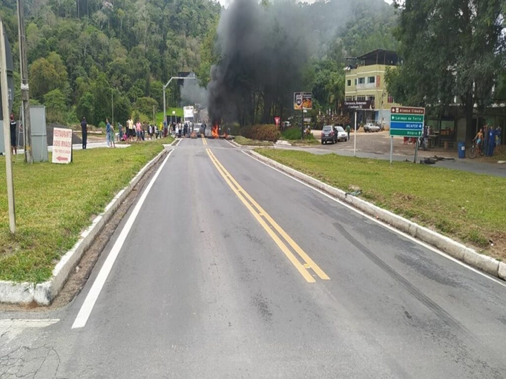 Veja-a-situacao-dos-trechos-bloqueados-nas-Rodovias-Federais-do-ES