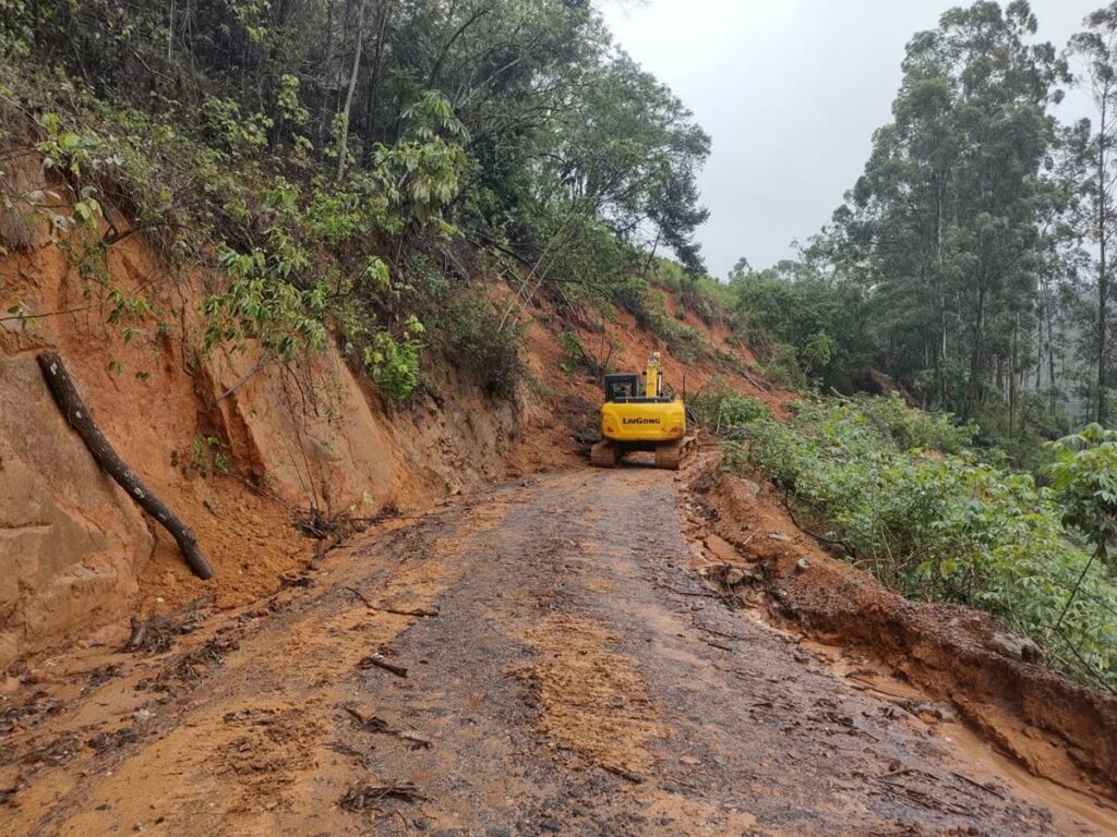 Barreiras-bloqueiam-estradas-e-casas-sao-interditadas-em-Domingos-Martins