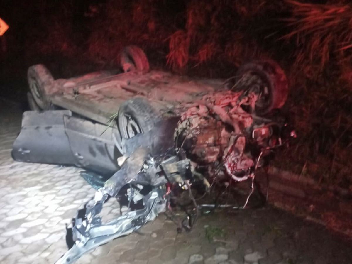 Carro-com-quatro-passageiros-capota-na-Pedro-Cola-em-Venda-Nova