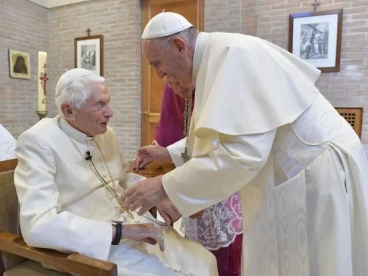 Ele-esta-muito-doente-diz-Papa-ao-pedir-oracoes-para-Bento-XVI
