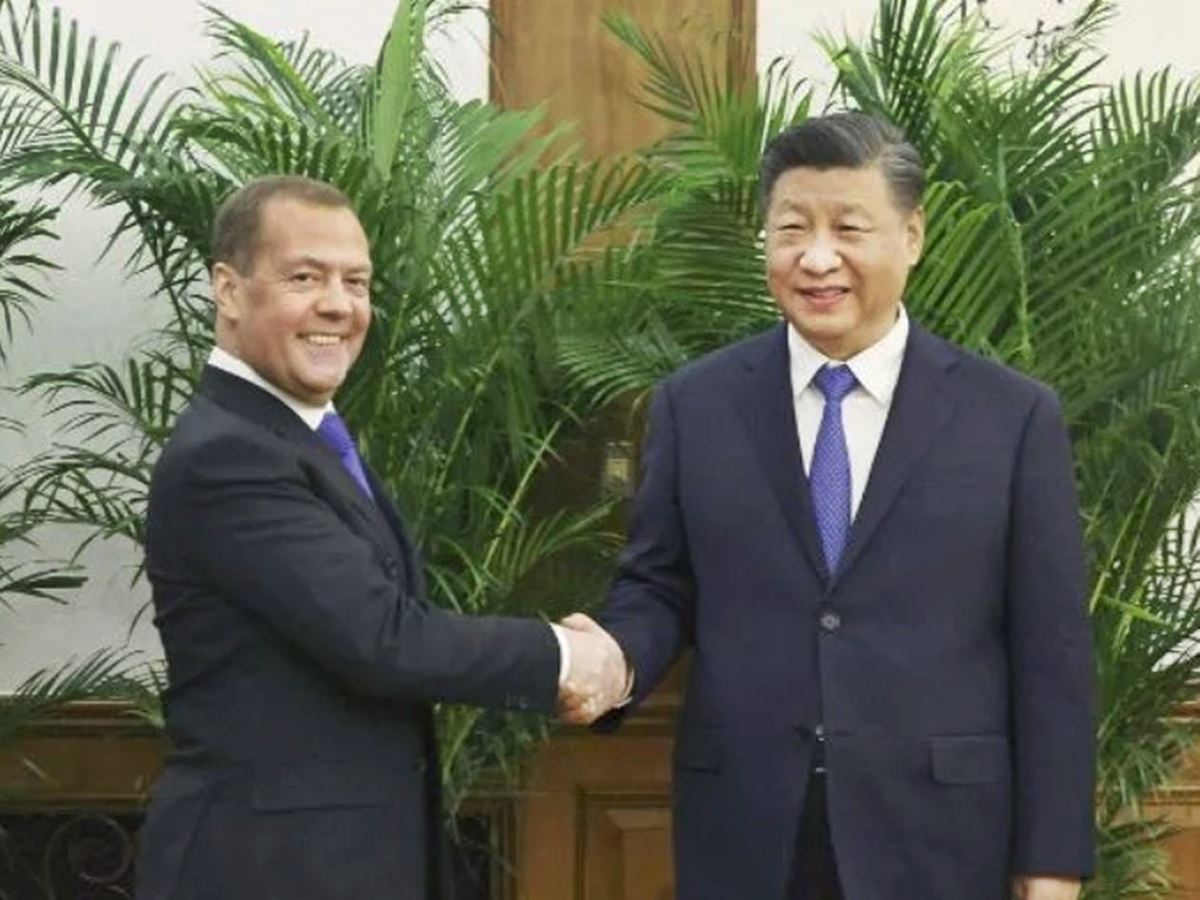 Ex-presidente-russo-e-Xi-Jinping-se-encontram-em-Pequim