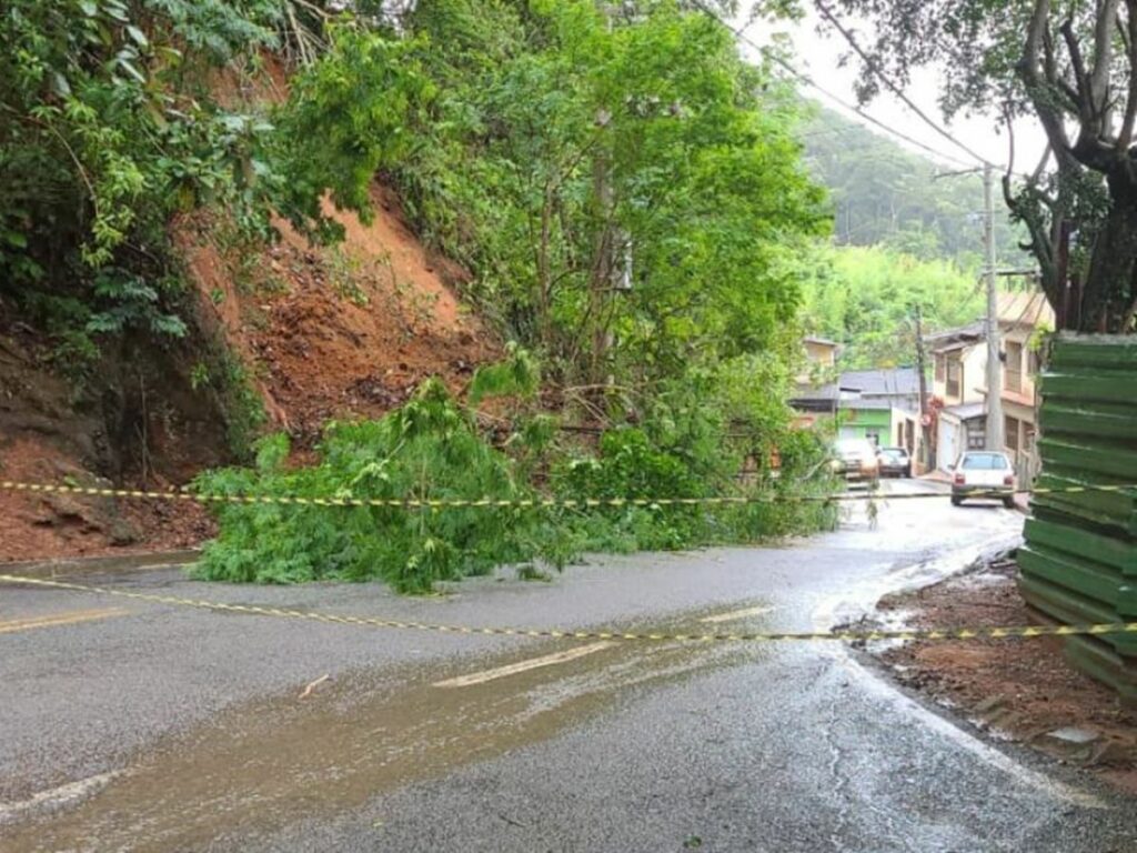 Via-de-acesso-a-Domingos-Martins-e-interditada-por-apresentar-risco-de-deslizamento-de-terra