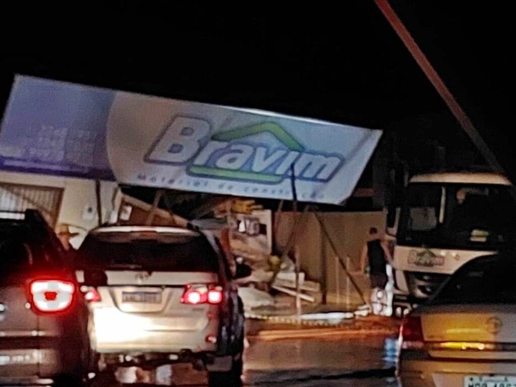 Barreira-cai-e-destroi-loja-de-material-de-construcao-em-Pedra-Azul
