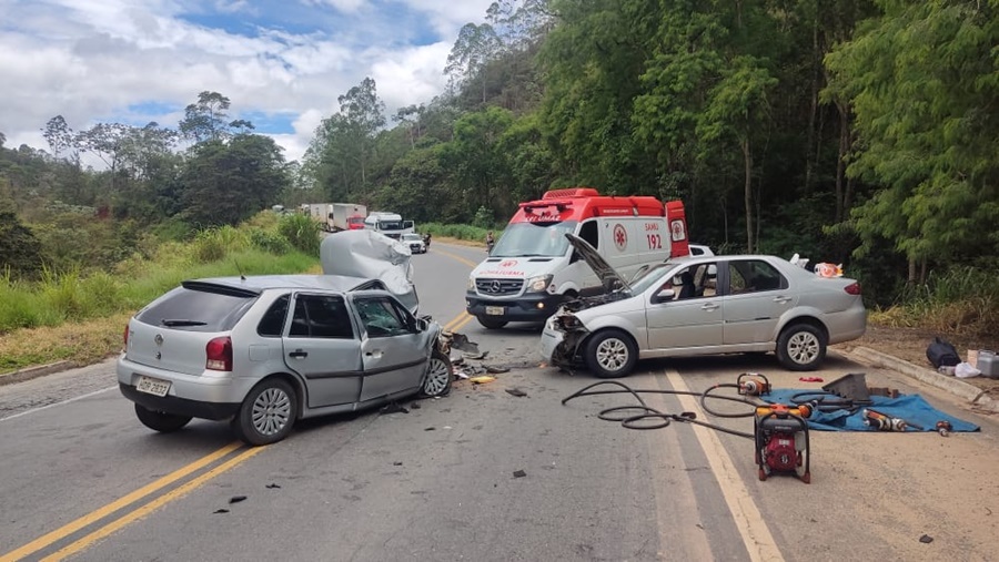 Carros-batem-de-frente-e-cinco-pessoas-ficam-feridas-na-BR-262 Carros-batem-de-frente-e-cinco-pessoas-ficam-feridas-na-BR-262