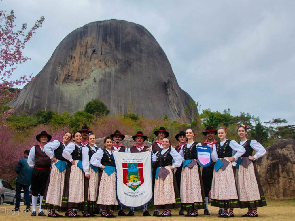 Daniele-da-Concertina-e-Grupo-de-Dancas-de-Pedra-Azul-no-Kulturfestival