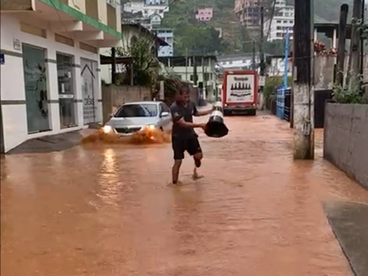 Chuva-forte-provoca-alagamentos-e-quedas-de-arvores-em-rodovias-em-Marechal-Floriano Chuva-forte-provoca-alagamentos-e-quedas-de-arvores-em-rodovias-em-Marechal-Floriano