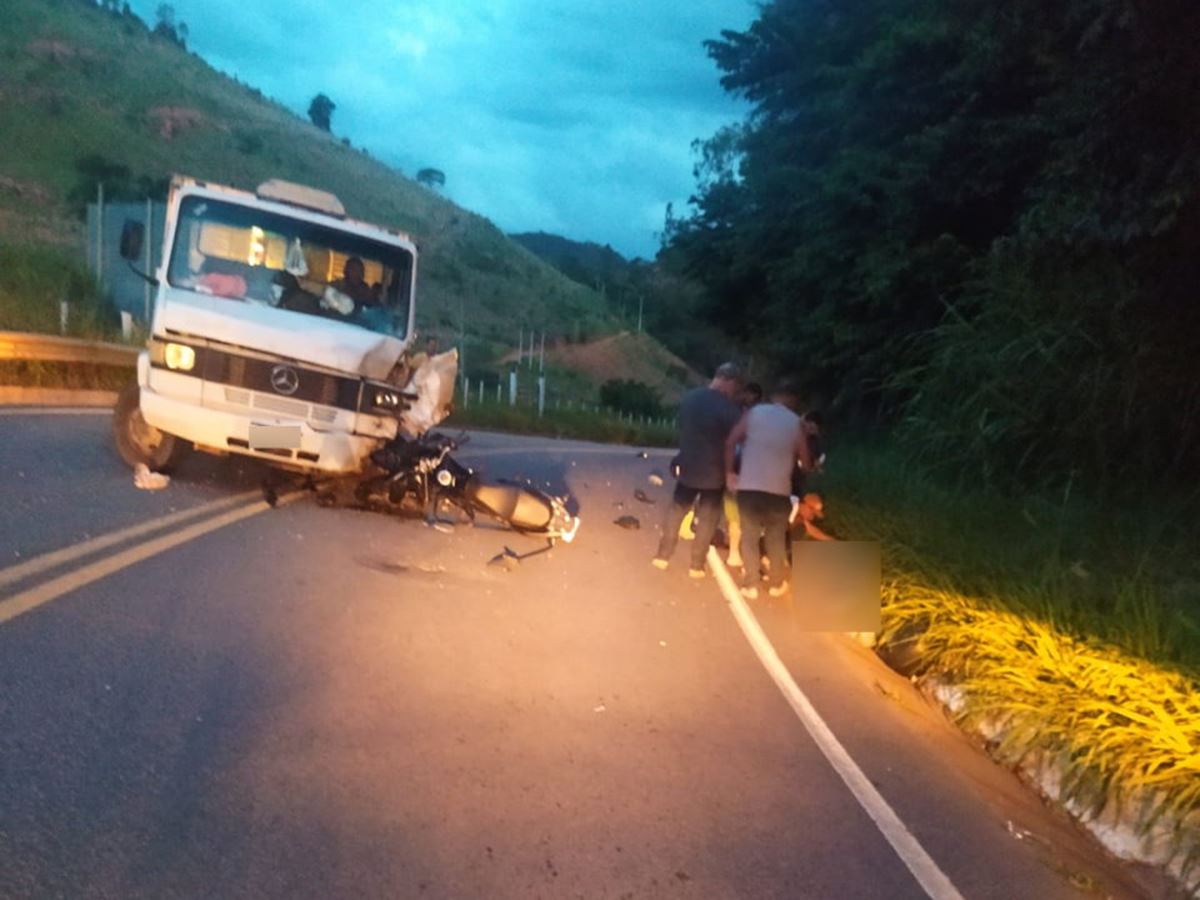 Colisao-entre-moto-e-caminhao-deixa-um-morto-em-Afonso-Claudio Colisao-entre-moto-e-caminhao-deixa-um-morto-em-Afonso-Claudio