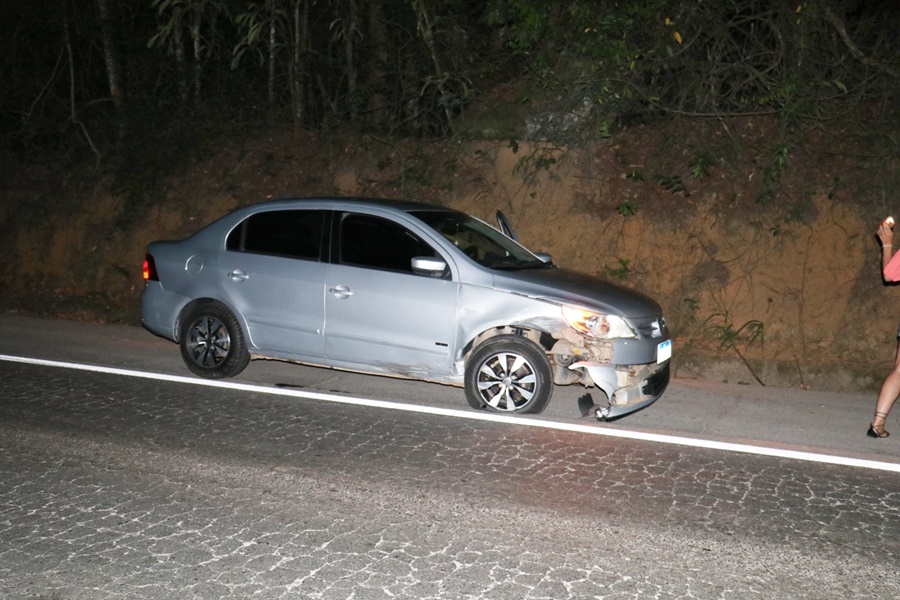 Dois-carros-batem-na-BR-262-em-Domingos-Martins Dois-carros-batem-na-BR-262-em-Domingos-Martins