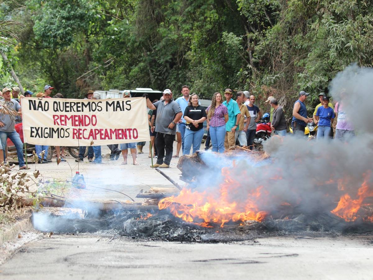 Moradores-fecham-rodovia-em-Domingos-Martins-e-pedem-recapeamento_capa2 Moradores-fecham-rodovia-em-Domingos-Martins-e-pedem-recapeamento_capa2