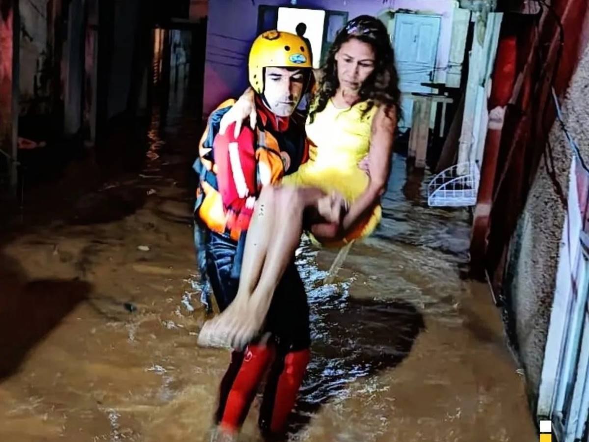 Moradores-sao-retirados-de-casas-pelos-bombeiros-apos-corrego-transbordar-em-Marechal-Floriano Moradores-sao-retirados-de-casas-pelos-bombeiros-apos-corrego-transbordar-em-Marechal-Floriano
