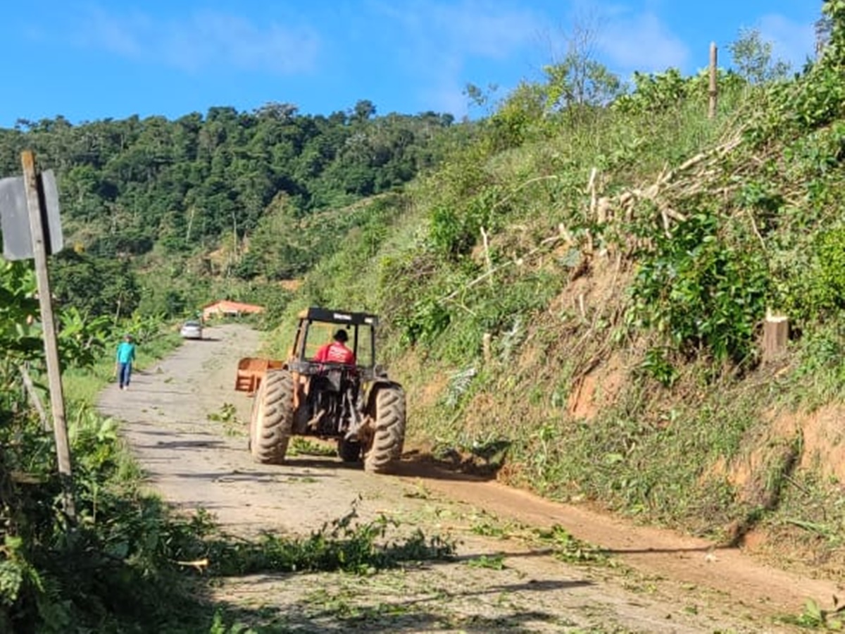 Moradores-se-unem-para-limpar-estrada-de-Perobas-ate-Paraju Moradores-se-unem-para-limpar-estrada-de-Perobas-ate-Paraju