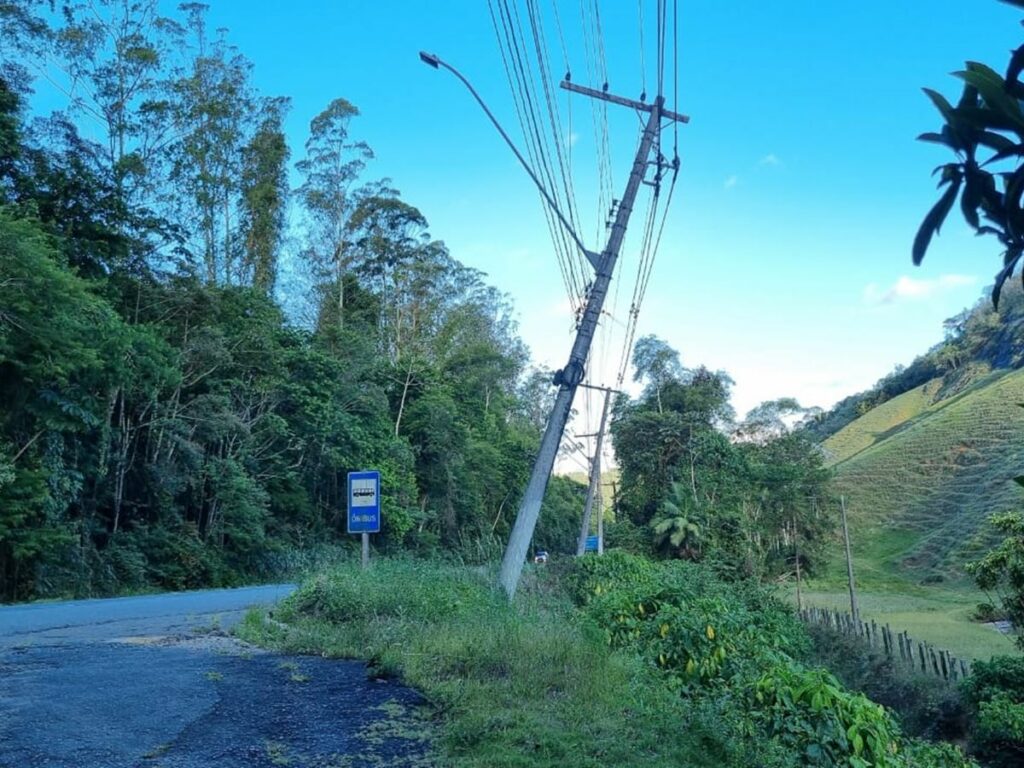 Postes-de-energia-ameacam-cair-ao-lado-da-BR-262-em-Marechal-Floriano
