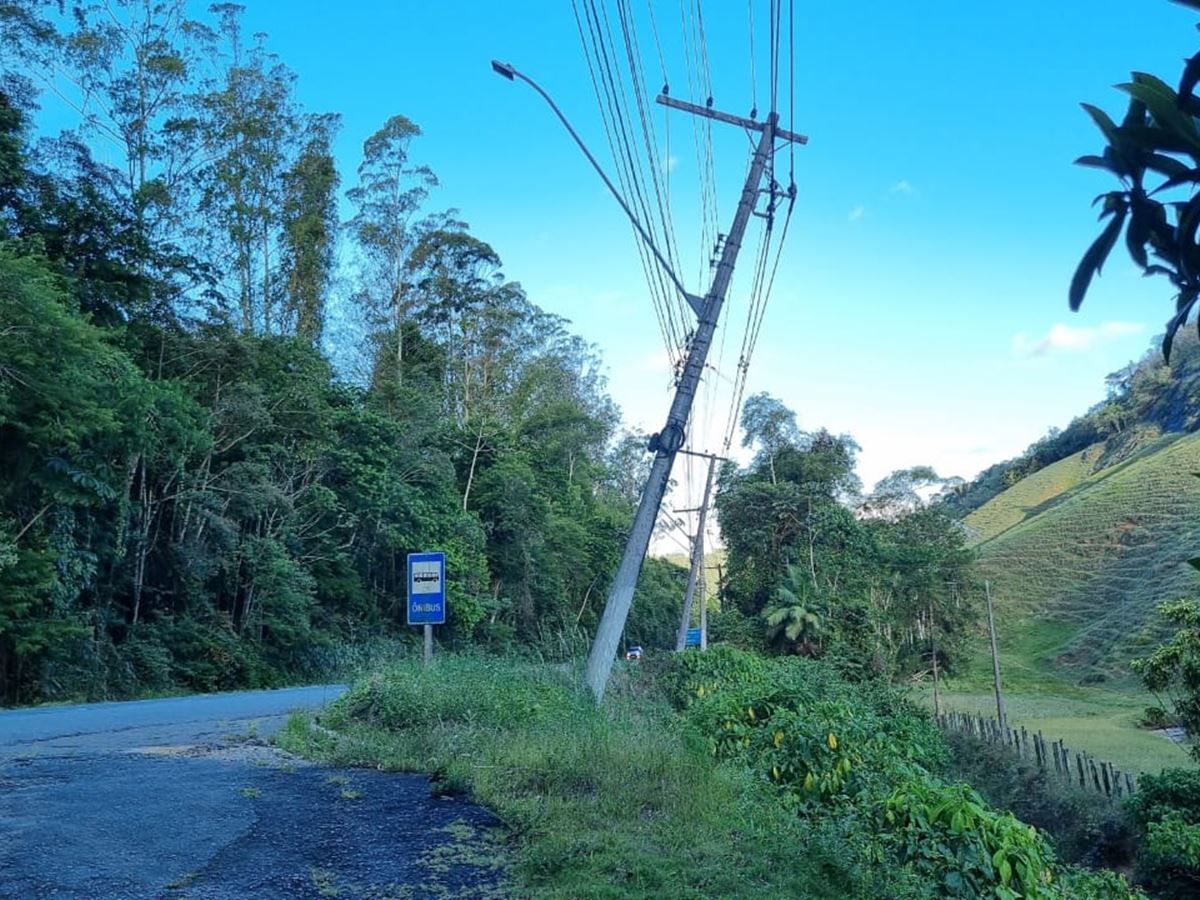Postes-de-energia-ameacam-cair-ao-lado-da-BR-262-em-Marechal-Floriano Postes-de-energia-ameacam-cair-ao-lado-da-BR-262-em-Marechal-Floriano