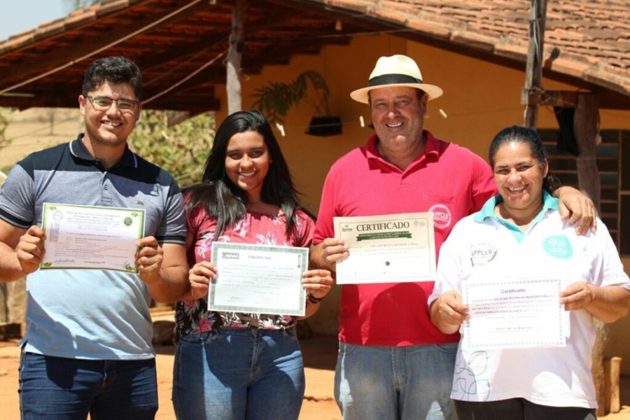 Premio-Fairtrade-leva-mais-qualidade-de-vida-e-de-renda-a-produtores-de-cafe-e-de-laranja Em Patrocínio, famílias da Associação dos Pequenos Produtores do Cerrado (APPCER) recebem qualificação profissional