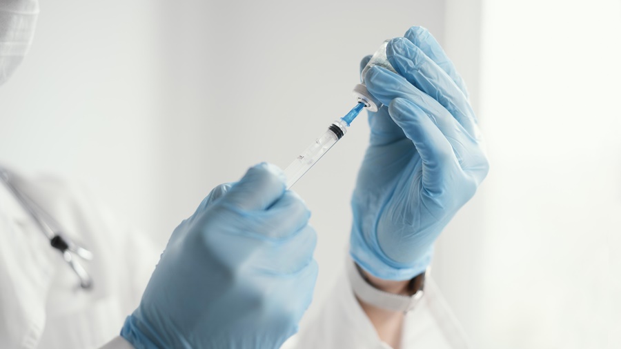 medico-preparando-uma-vacina-para-um-paciente medico-preparando-uma-vacina-para-um-paciente