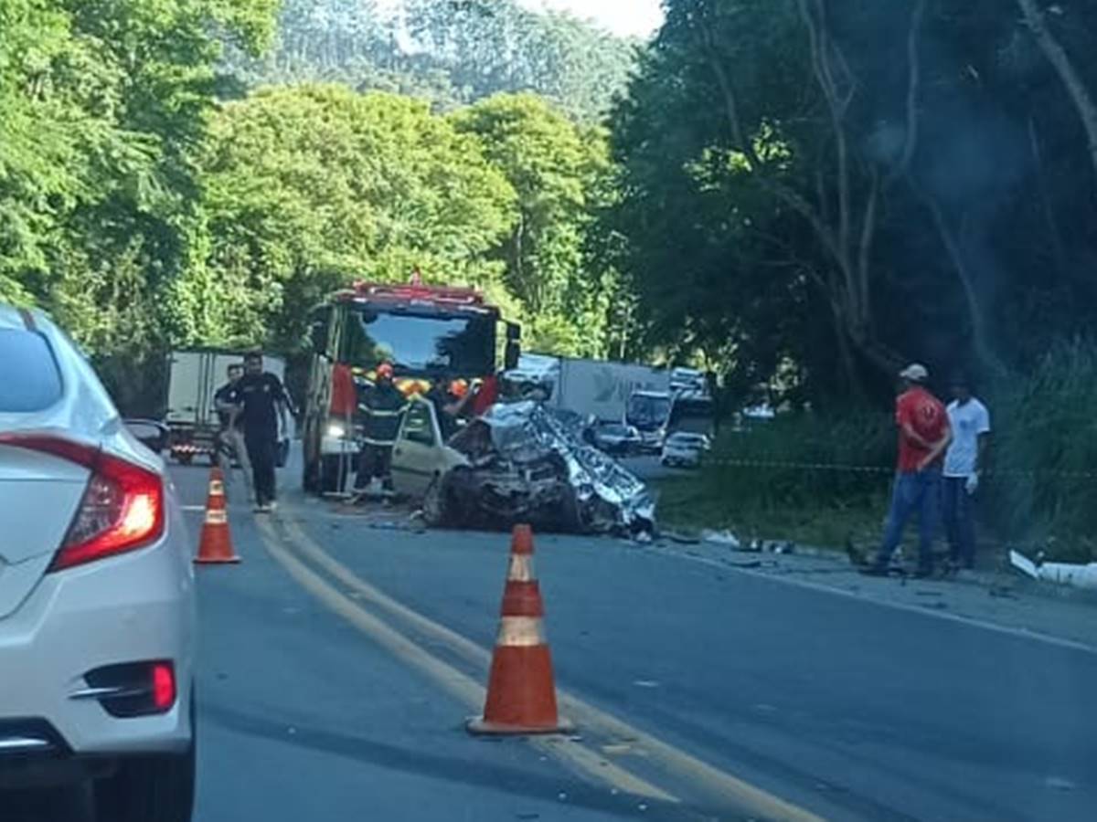 Uma-pessoa-morreu-e-tres-ficam-feridas-em-acidente-entre-caminhao-coletor-de-lixo-e-carro-de-passeio1 Uma-pessoa-morreu-e-tres-ficam-feridas-em-acidente-entre-caminhao-coletor-de-lixo-e-carro-de-passeio1