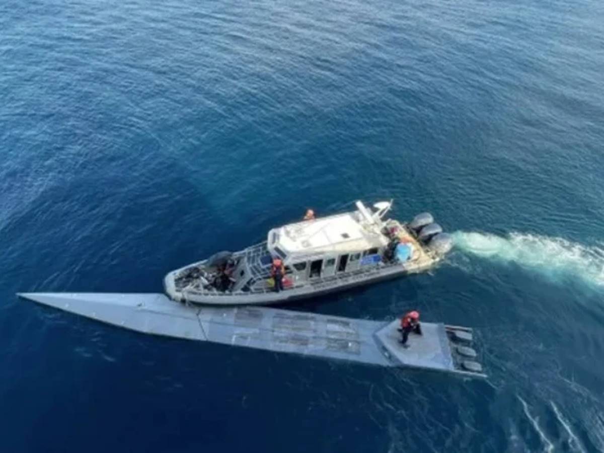 submarino-e-achado-com-R-460-milhoes-em-cocaina-e-2-corpos submarino-e-achado-com-R-460-milhoes-em-cocaina-e-2-corpos
