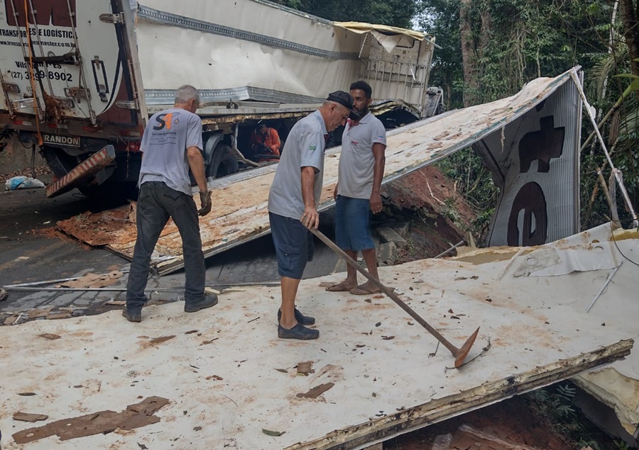 Carreta-que-tombou-em-Marechal-Floriano-e-retirada-apos-quase-30-horas-de-rodovia-interditada-1
