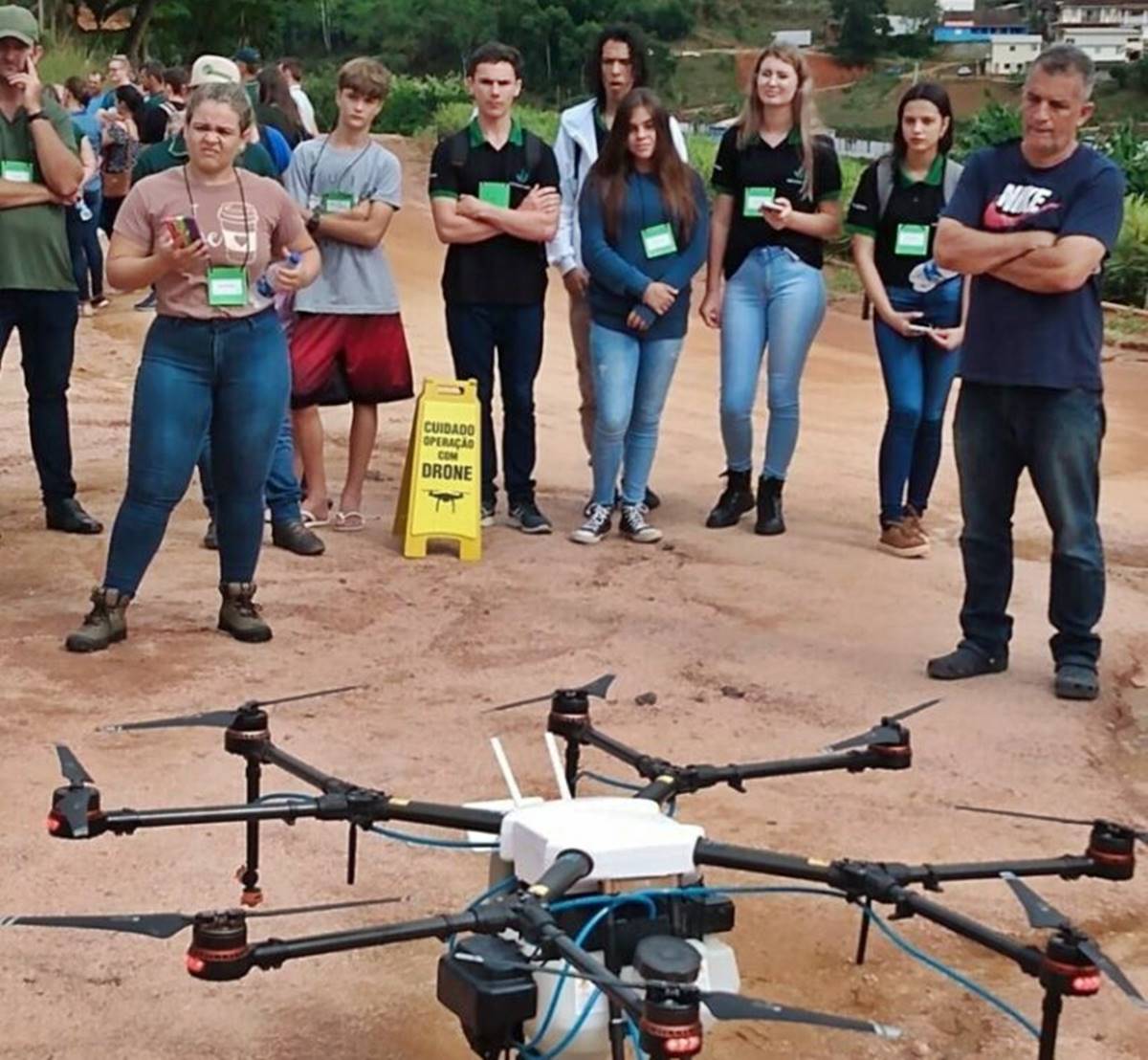 Estudantes-participam-de-aula-de-campo-sobre-pulverizacao-com-drones-e-calibracao-de-pulverizadores