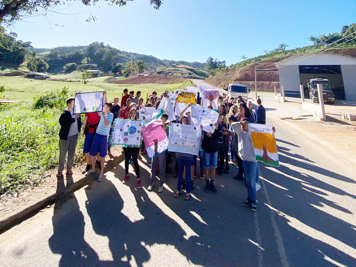 Estudantes-fazem-passeata-ecologica-para-celebrar-o-Dia-Mundial-do-Meio-Ambiente-em-Domingos-Martins Estudantes-fazem-passeata-ecologica-para-celebrar-o-Dia-Mundial-do-Meio-Ambiente-em-Domingos-Martins