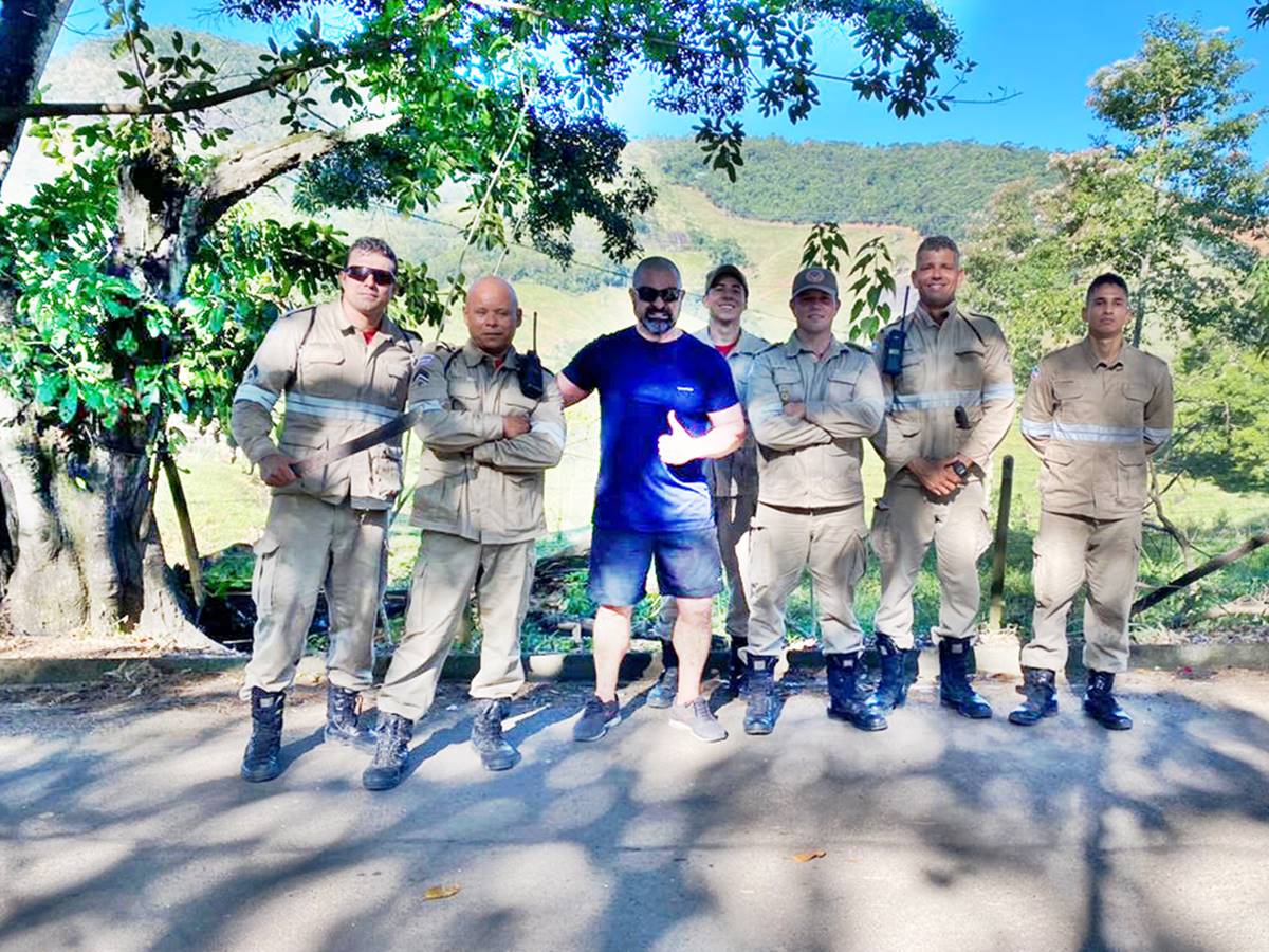 Homem-e-resgatado-apos-cair-em-mata-ao-perder-o-controle-de-parapente-em-Alfredo-Chaves Homem-e-resgatado-apos-cair-em-mata-ao-perder-o-controle-de-parapente-em-Alfredo-Chaves