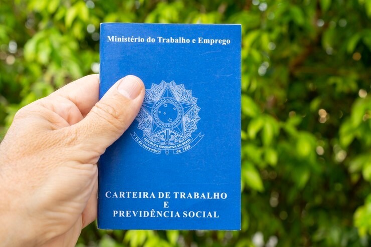 carteira-de-trabalho-brasileira-conceito-de-prestacao-de-servicos-no-campo_146714-832 carteira-de-trabalho-brasileira-conceito-de-prestacao-de-servicos-no-campo_146714-832