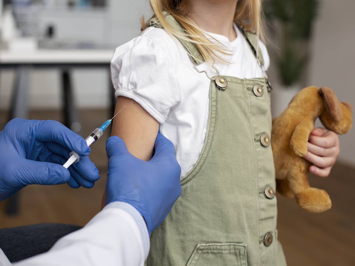 crianca-vacinando