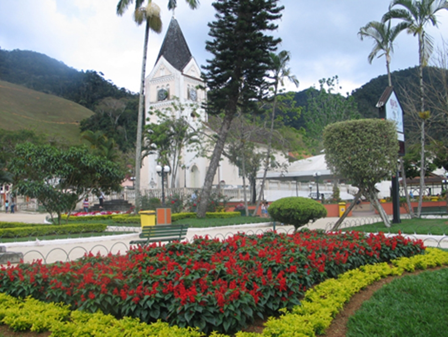 Roberto_Kautsky_vira_busto_na_praca_002_1