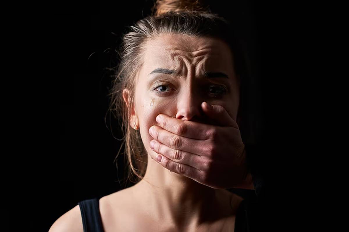 mulher-violencia-13-11-freepik mulher-violencia-13-11-freepik