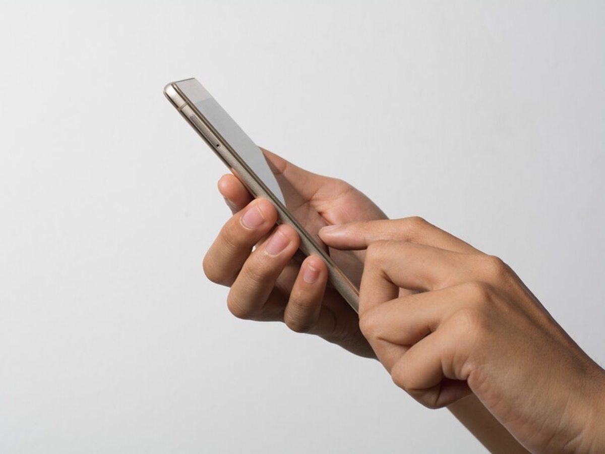 celular-mao-12-01-freepik celular-mao-12-01-freepik