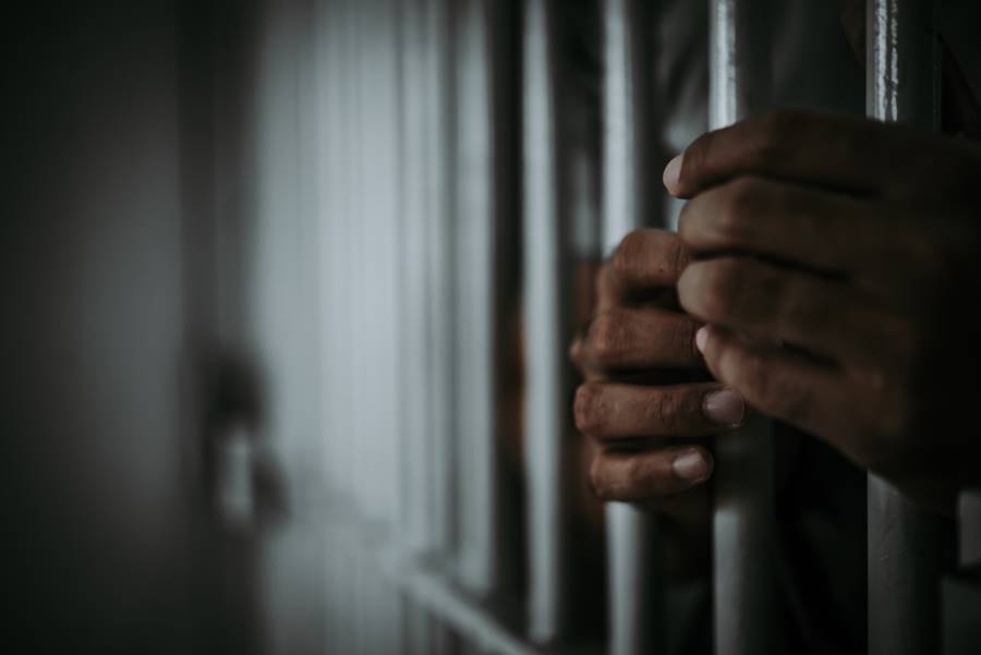 prisão freepik Hands of men desperate to catch the iron prison,prisoner concept,thailand people,Hope to be free.