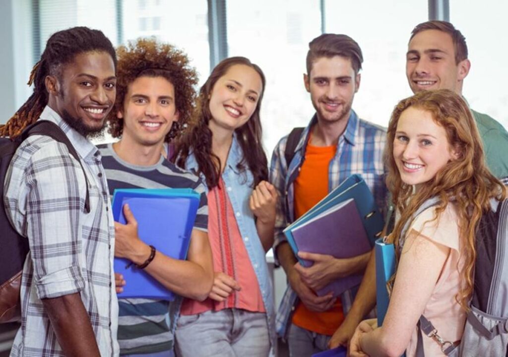 estado-07-02-freepik-alunos