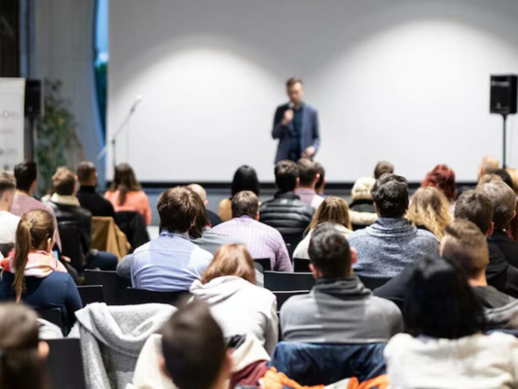 geral-22-05-ft-freepik-auditorio