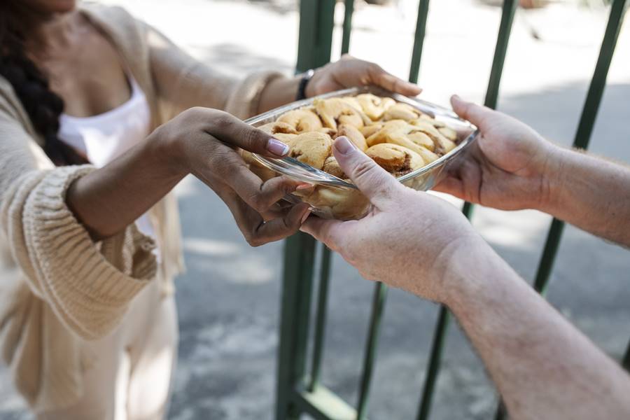 woman-offering-food-neighbor woman-offering-food-neighbor