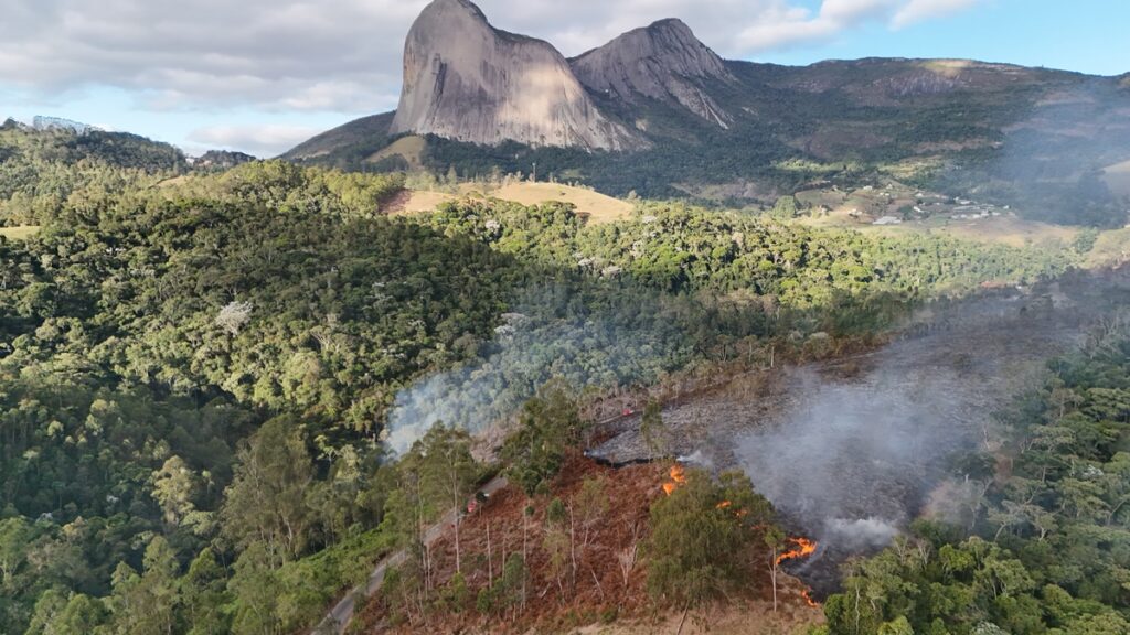 geral-15-07-ft-Renan-Louzada-incendio-pedra-azul