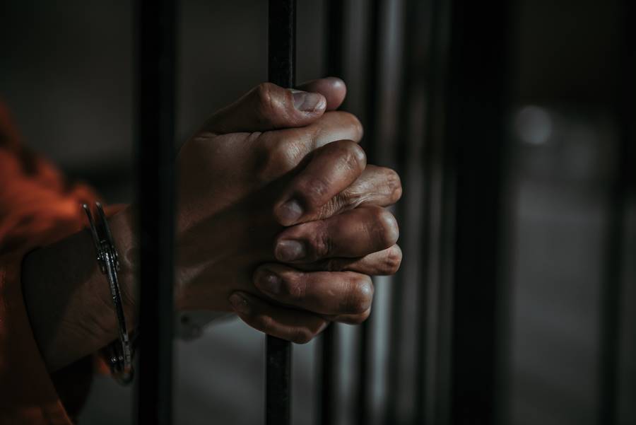 prisão Hands of men desperate to catch the iron prison,prisoner concept,thailand people,Hope to be free.