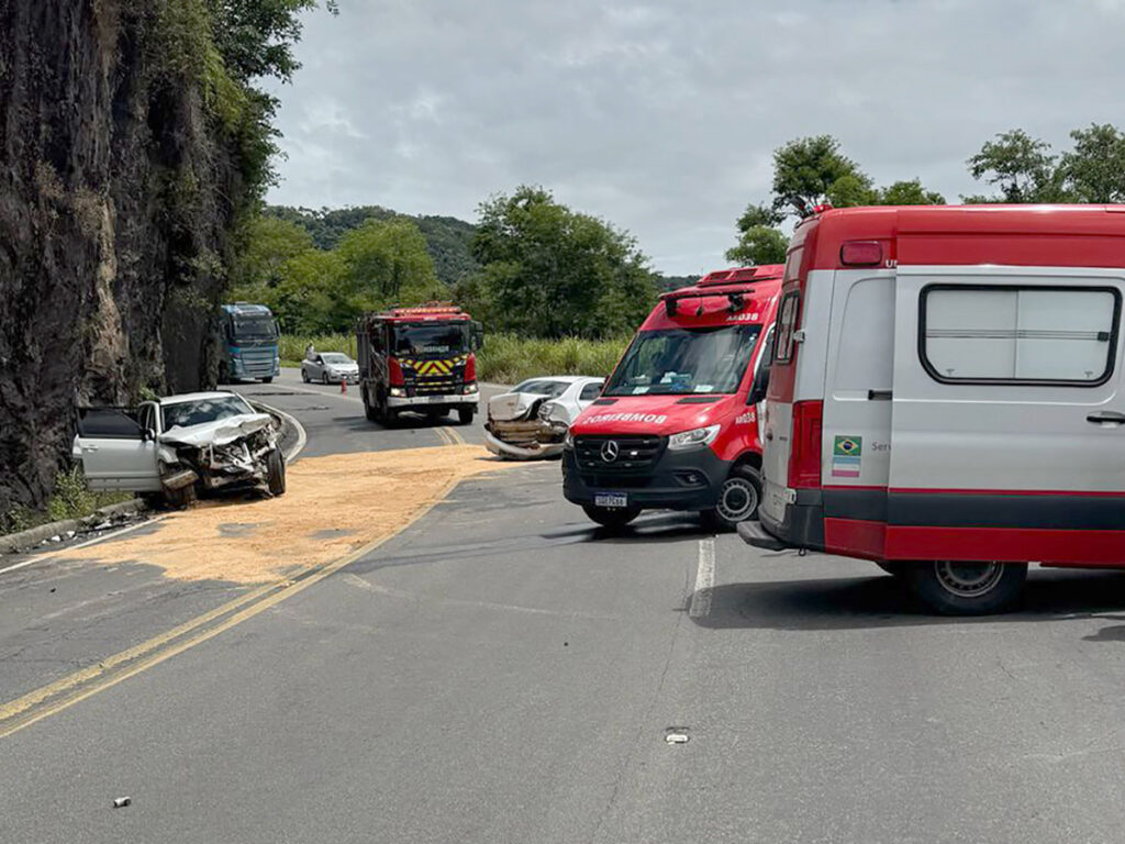Acidente com dois carros em Biriricas capa