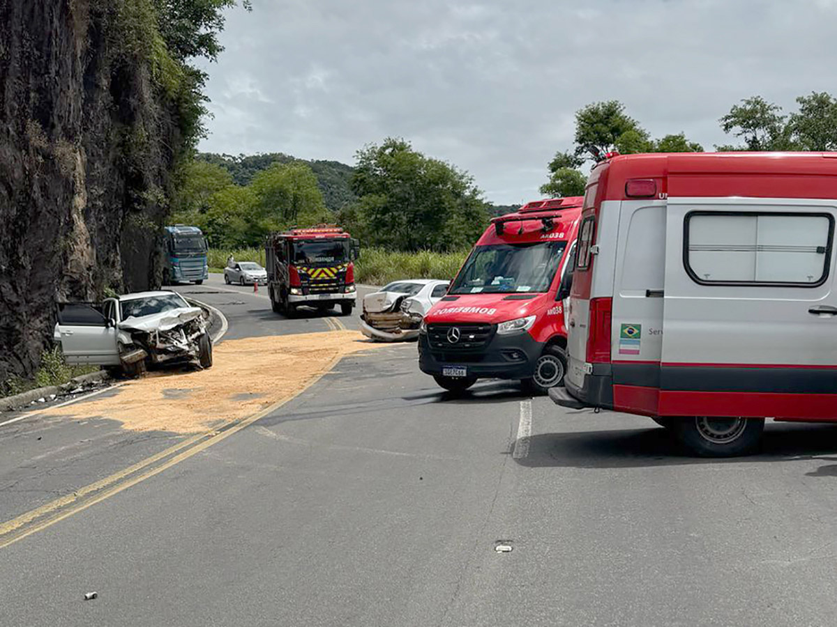 Acidente com dois carros em Biriricas capa Acidente com dois carros em Biriricas capa