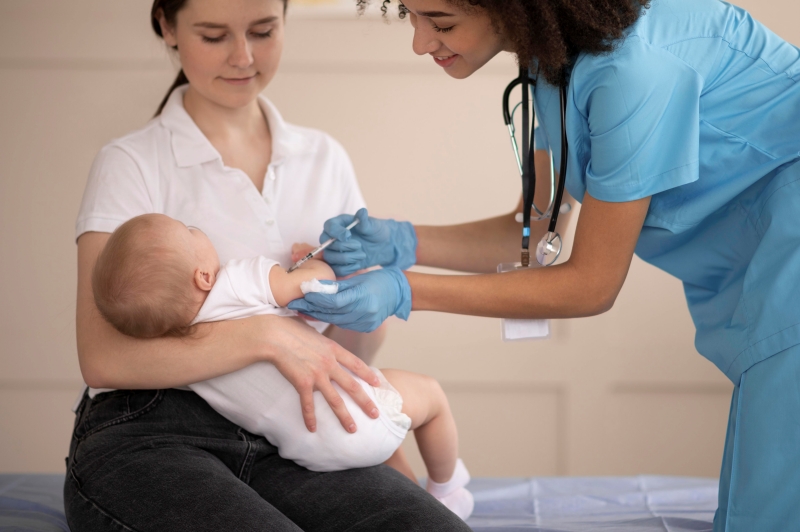 bebezinho-na-clinica-de-saude-para-vacinacao