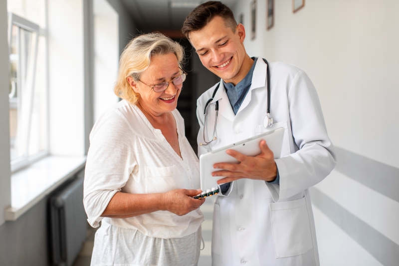 medico-falando-com-mulher-senior (1)