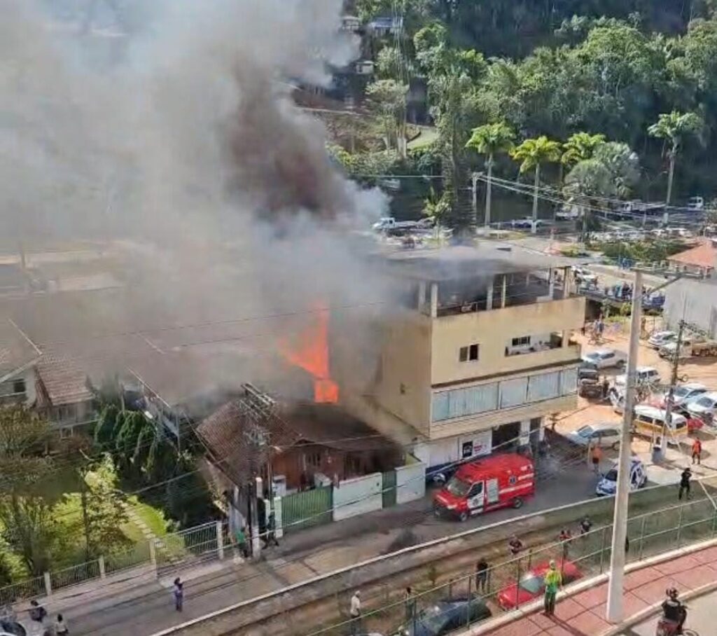 Incêndio em casa em MF