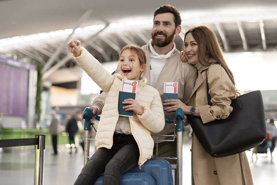 FREEPIK medium-shot-happy-family-airport