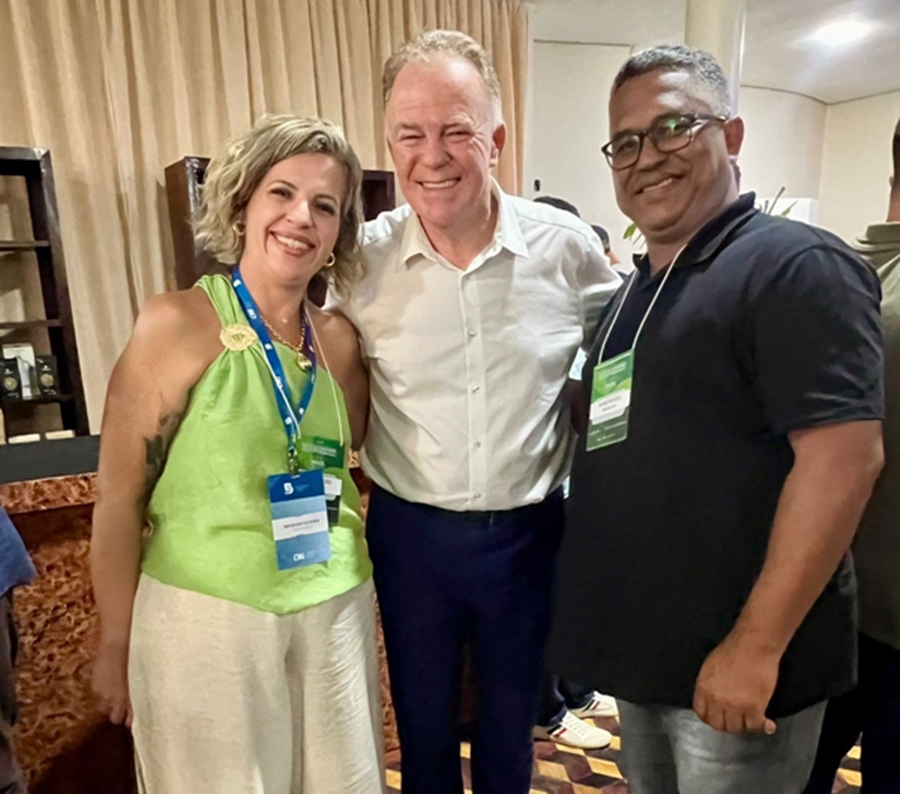 A presidente do Sindiplastes, Bárbara Esteves, o governador, Renato Casagrande e o superindente, Gilmar Nogueira na COP30