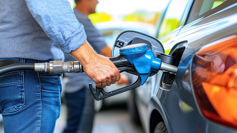 carro sendo abastecido - freepik