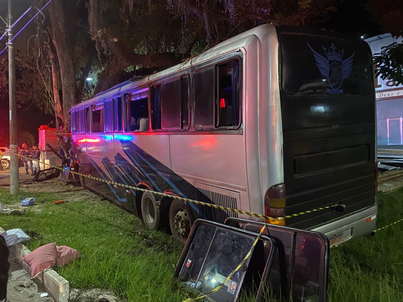 Ônbus bate em árvore em Marechal - Corpo de Bombeiros (3)