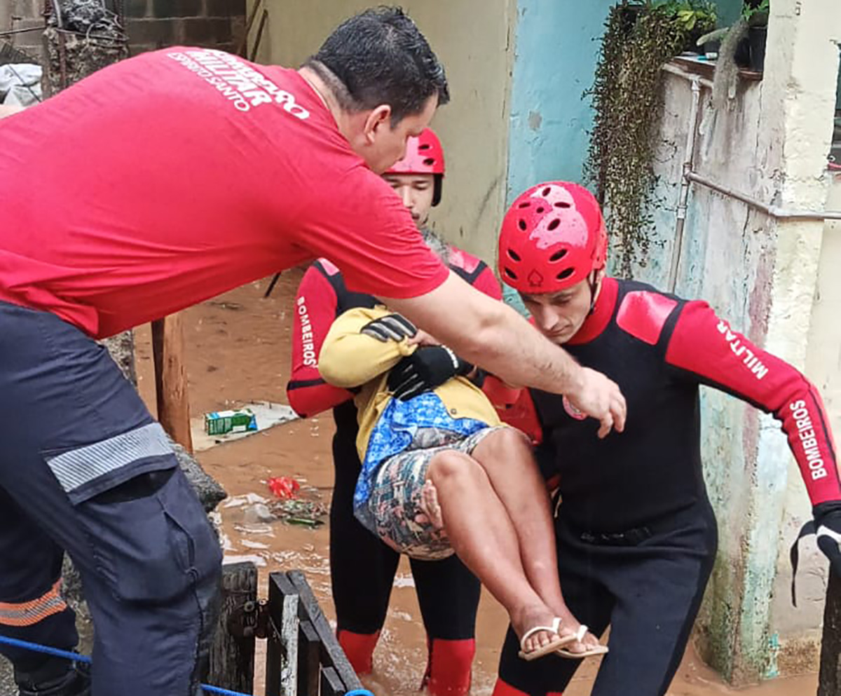 Bombeiros resgatam moradora