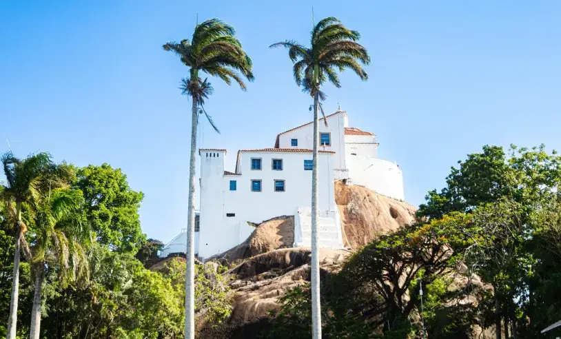 Foto Divulgação - SebraeES. O Convento da Penha é um dos principais pontos turísticos do litoral capixaba e se destaca por unir beleza natural e patrimônio cultural.